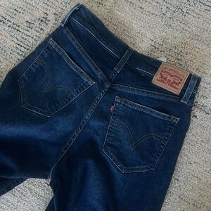 Levi’s mom jean high waisted dark wash trendy size 29x27